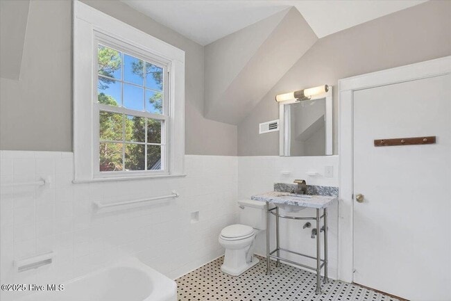 Building Photo - 300 Dogwood Ln