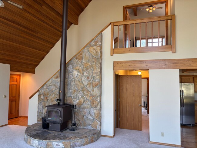 Building Photo - Spacious 3-Bedroom Home on 12 Private Acres between Bend and Sisters!