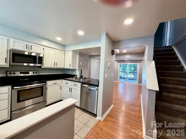 Building Photo - 9604 Vinca Cir