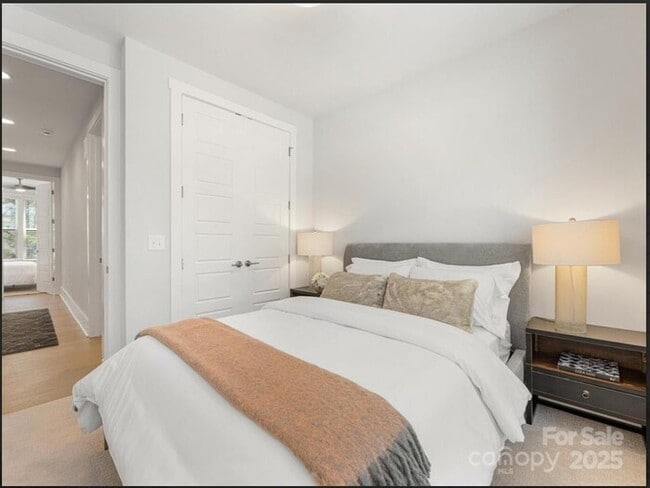 Building Photo - Beautiful and spacious 4-bedroom, 5-bath h...