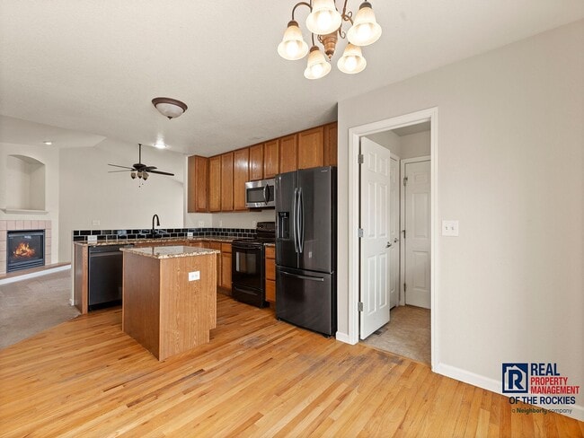 Building Photo - Charming 3 Bed, 2 Bath Home with 3-Car Gar...