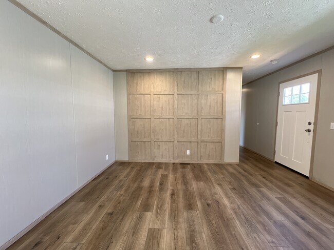 Building Photo - 15462 Lewis Rd