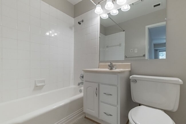 Building Photo - Updated Condo in the Heart of Vienna!