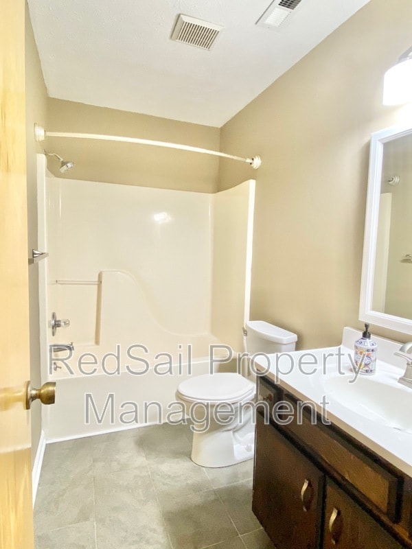 Building Photo - 211 Crestwood Ct