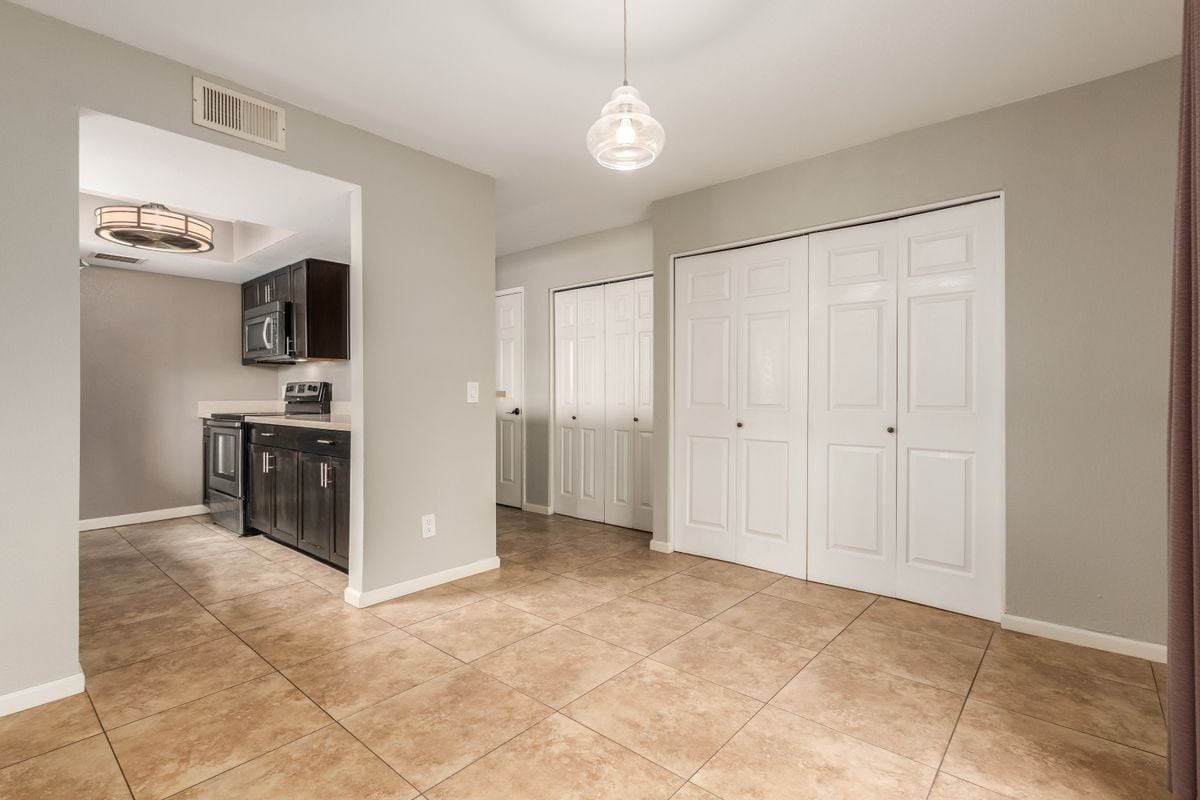 Building Photo - 850 S River Dr