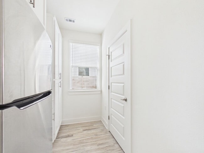 Building Photo - Modern Freestanding Condo with Private Yard Near Downtown Austin