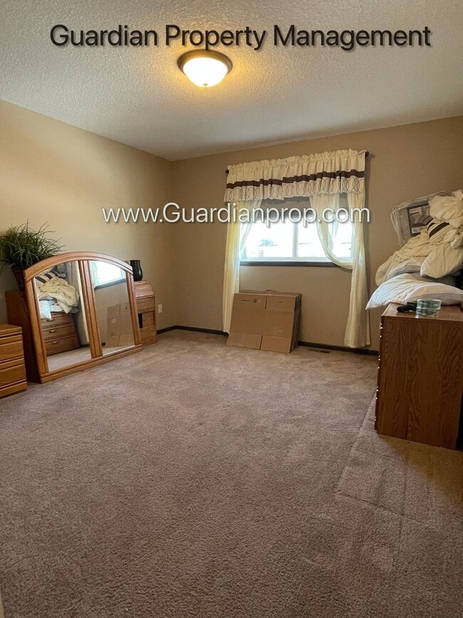 Building Photo - End Unit Town Home, Walk Out Patio, 2 Car ...