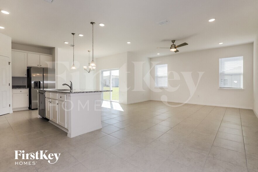 Building Photo - 422 Reina Wy