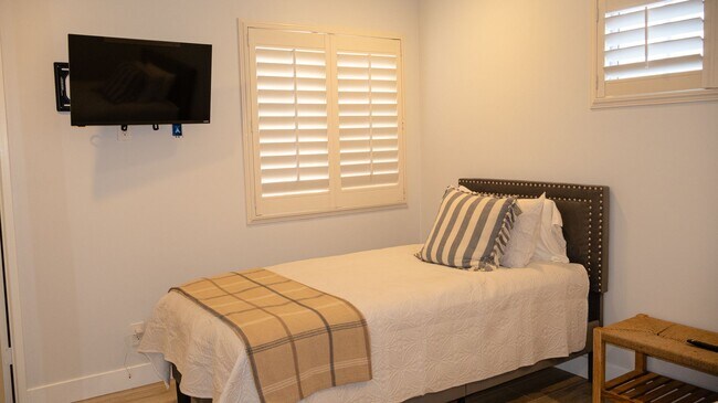 Building Photo - Gorgeous 3 bedrooms 2.5 baths townhome in ...