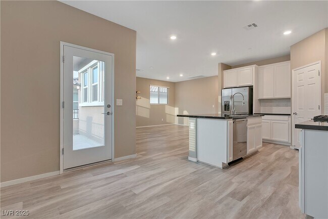 Building Photo - 41 Lomita Heights Dr