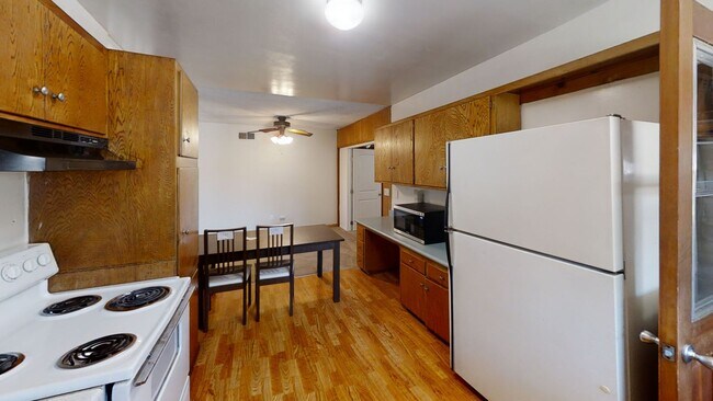 Building Photo - 5BD/2BA, Great Private Yard w/ Fire Pit!