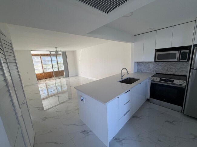 Building Photo - 9301 Lime Bay Blvd