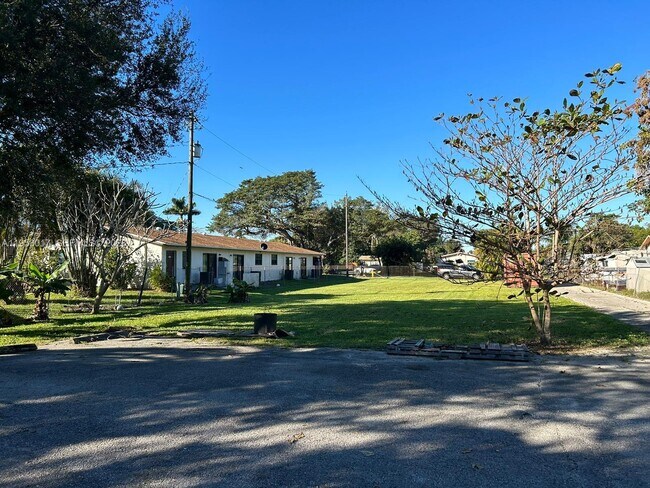 Building Photo - 4616 SW 33rd Ave