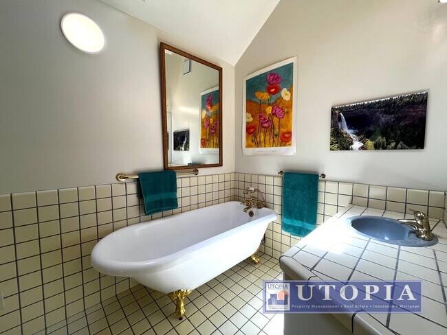 Building Photo - Beautiful, custom finished home in Aptos, ...