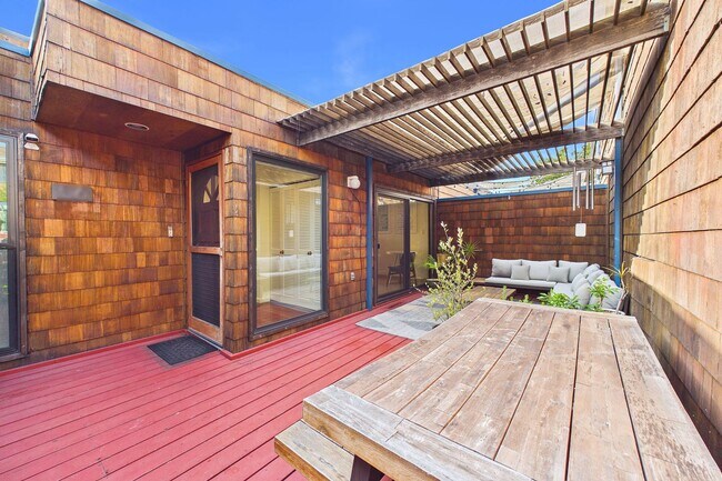 Building Photo - Rarely available Redwood Heights townhome with sweeping views of Oakland and San Francisco.