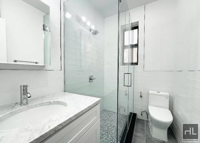 Building Photo - RIVERSIDE DRIVE / Amazing 3-Bed 1-Bath / F...