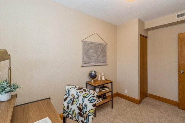 Building Photo - 300 Grandview Ct