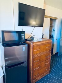Building Photo - Furnished Efficiency Near Hospitals and Do...