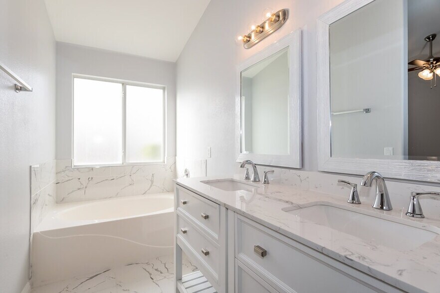 Building Photo - 704 Colonnade Row Dr