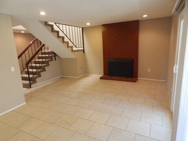 Building Photo - Beautiful Jurupa Hills Condo - 3 Bedroom