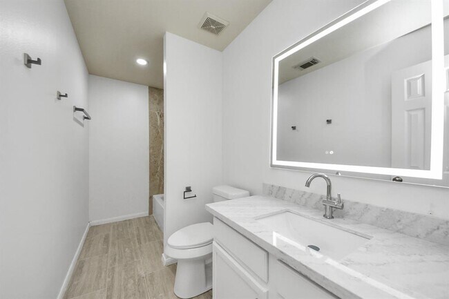 Building Photo - 5931 Mettler Ln