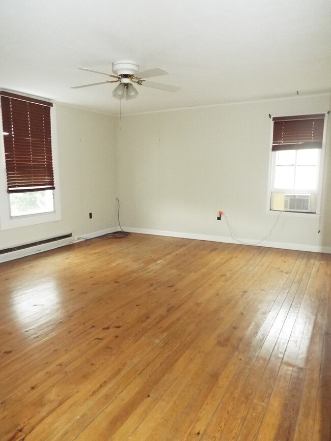 Building Photo - Spacious 2 bedroom 1 bath Loft above Real ...