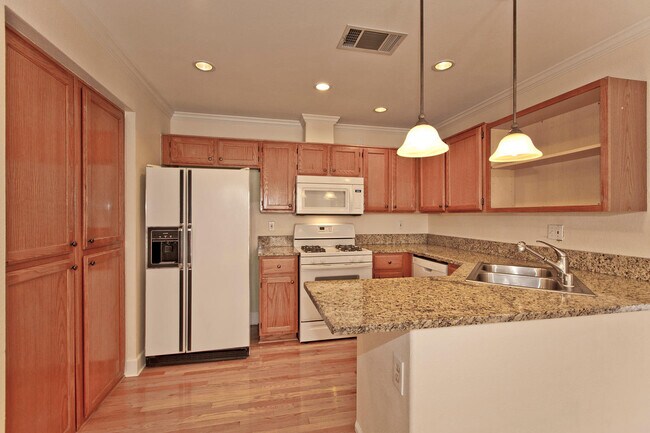 Building Photo - Beautiful home in the Lakes