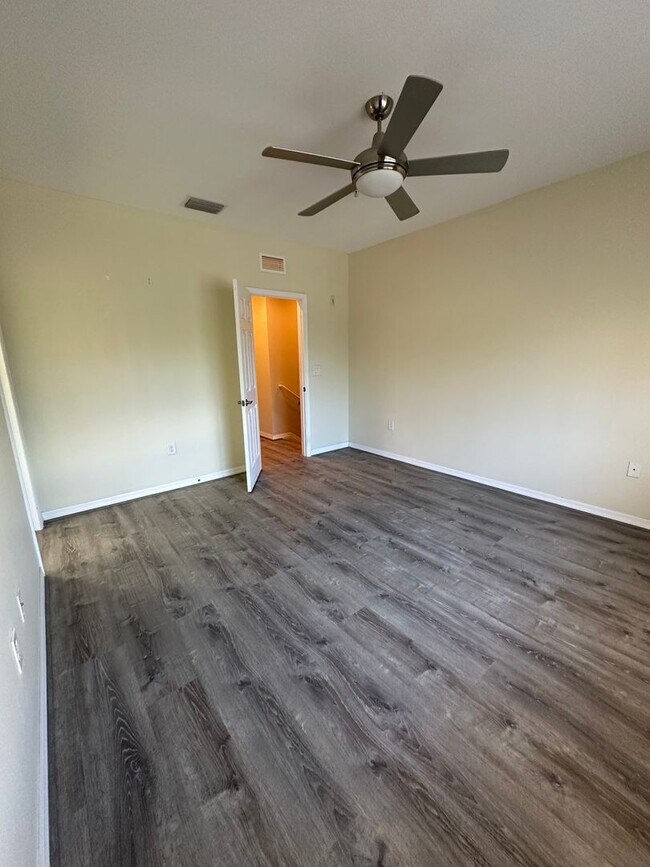 Building Photo - 3/2/2 Town Home Style Condo at Maintenance...