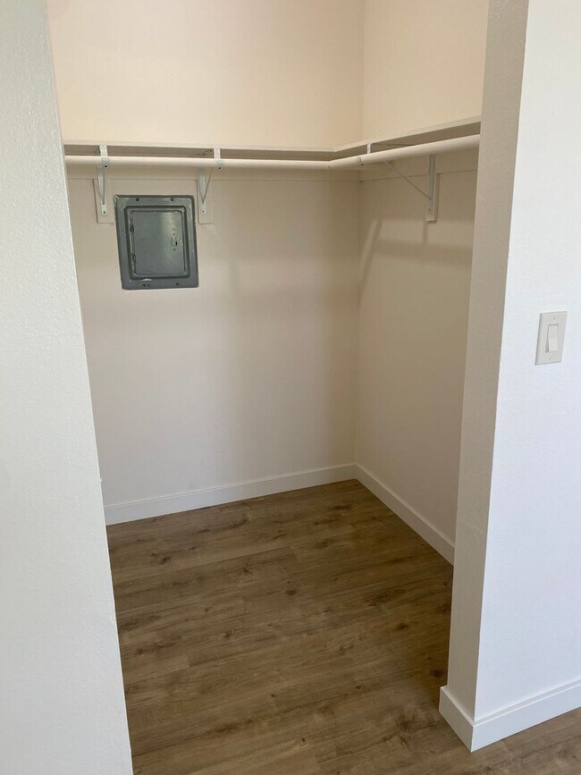 Building Photo - Move-In Special! Large 2BR Condo with GARAGE