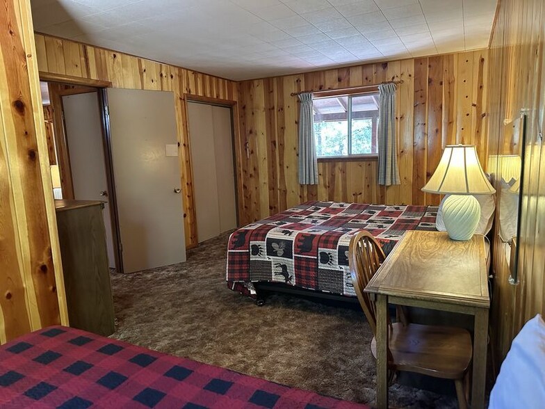 Building Photo - 237 E White Mountain Blvd