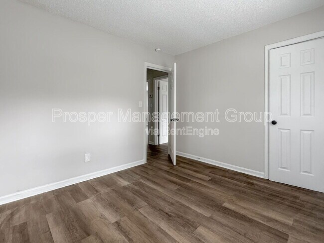 Building Photo - 17 Stratton Dr