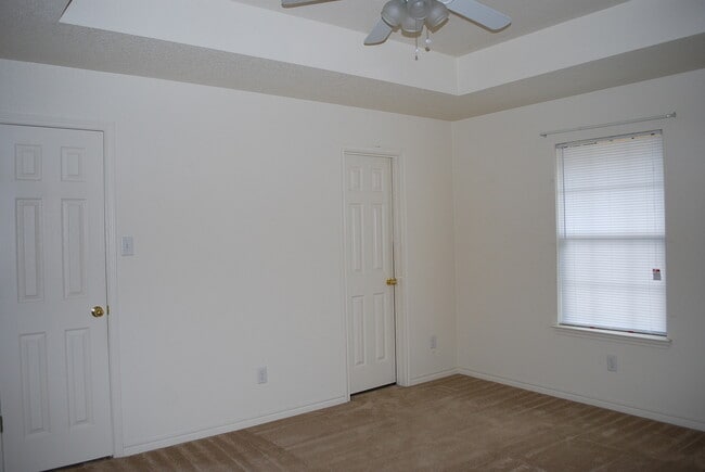Building Photo - 910 Crymes Ln