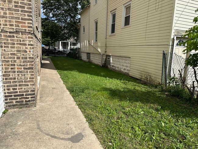 Building Photo - 11320 S Edbrooke Ave