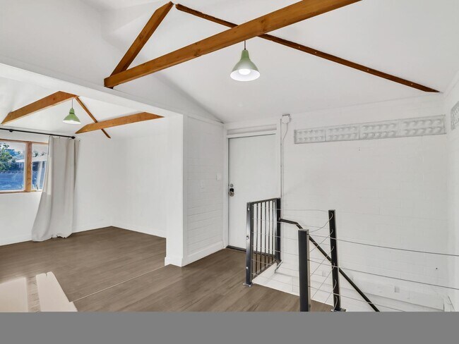 Building Photo - 544 W 17th Pl