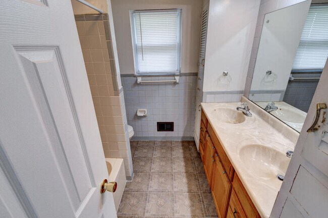 Building Photo - 5280 Thornleigh Drive