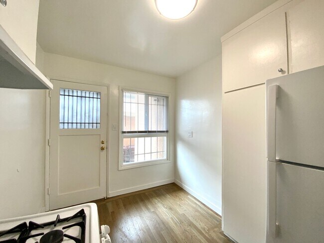Building Photo - NEWLY RENOVATED Unit, w/ HIGH CEILINGS, Sp...