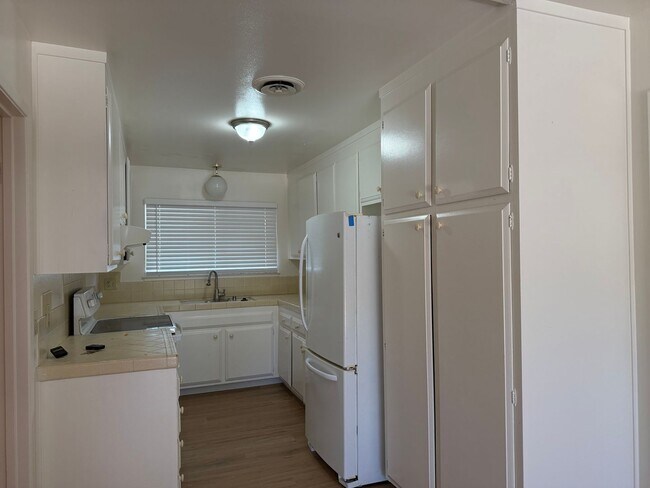 Building Photo - 8945 Plaza Park Dr
