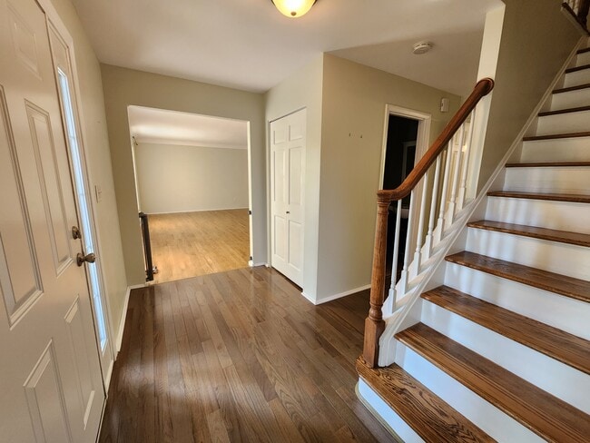 Building Photo - 720 Woodfield Dr