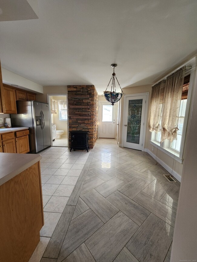 Building Photo - 533 Main St