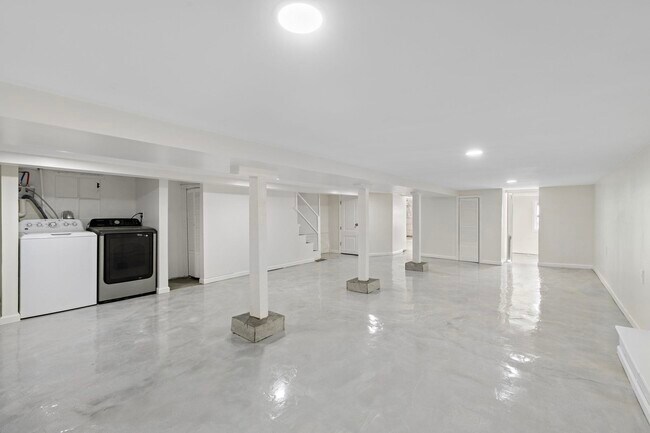 Building Photo - 600 67th St