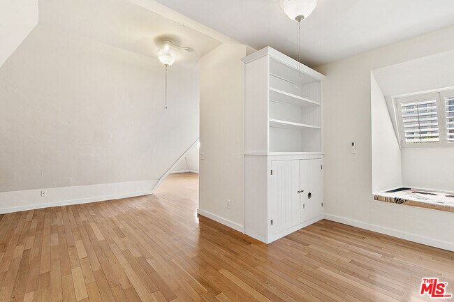 Building Photo - 918 1/2 Serrano Ave