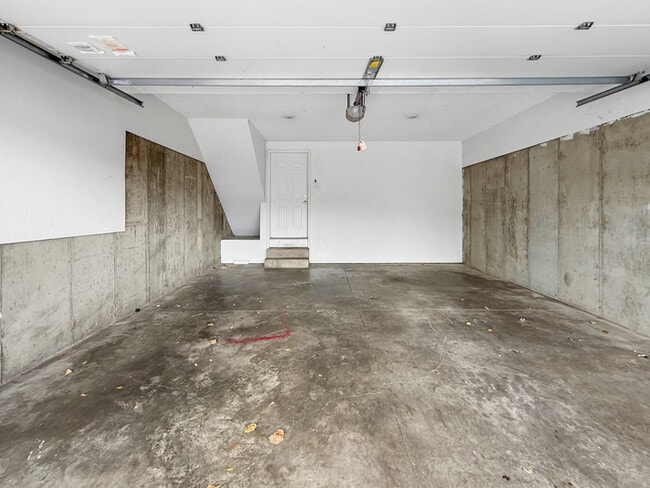 Building Photo - Town Home