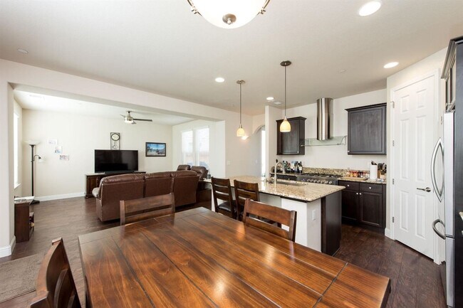 Building Photo - Beautiful 3 Bed 2.5 Bath in Copper River