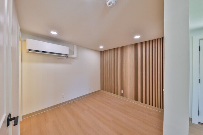 Building Photo - 551 Elm St