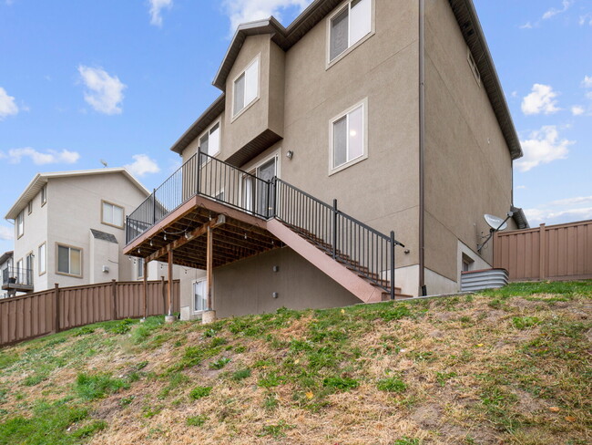 Building Photo - Spacious 4-Bed Oasis in Foxtrail Drive Lehi