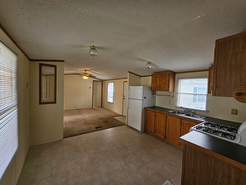 Building Photo - 3 Maple Ln
