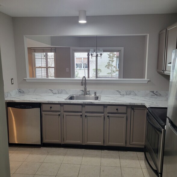 Building Photo - 84 Woodlake Dr