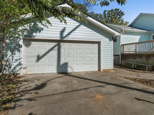 Building Photo - 3 Bedroom/2 bath house close to Optimist H...