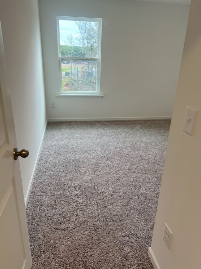 Building Photo - Bright & Modern 3-Bedroom Townhome in a Prime Triangle Location!