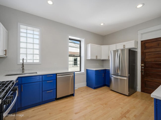 Building Photo - 2415 W Warner Ave